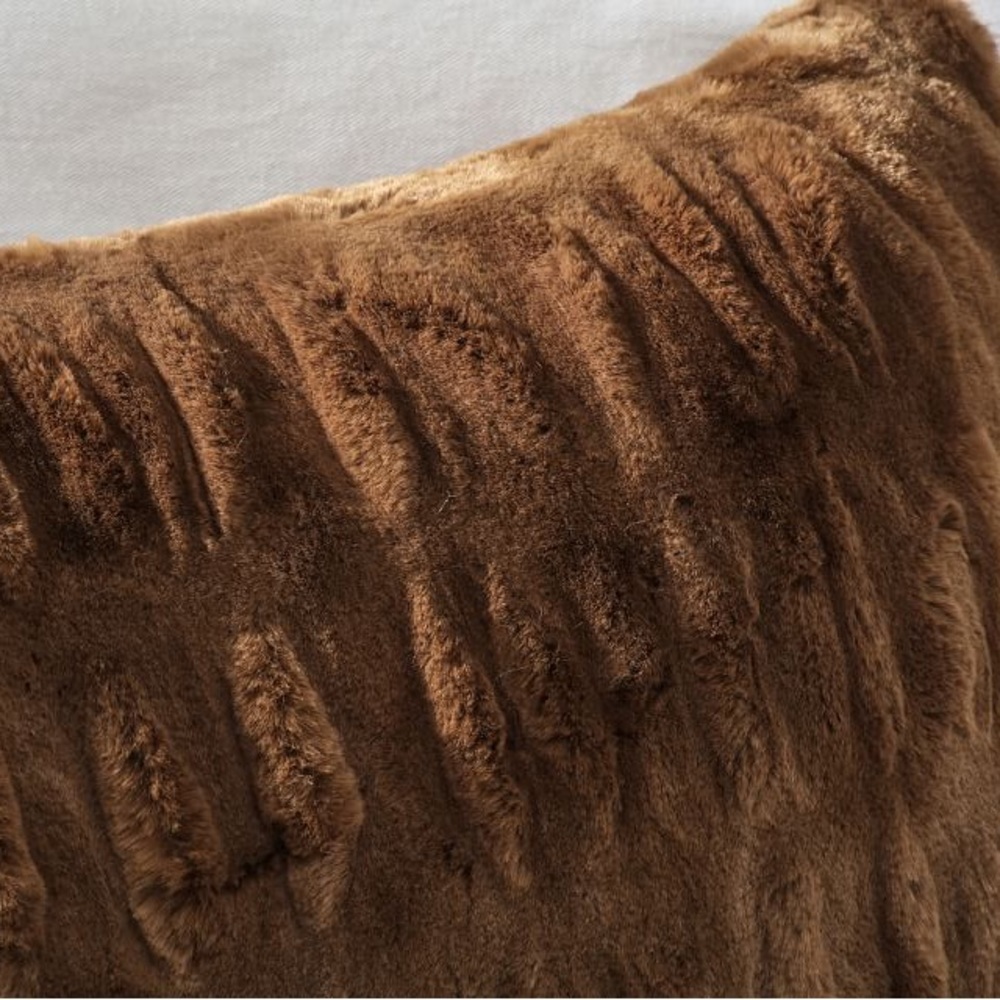 Pottery Barn Cuddly Luxuriously Rich Faux Fur Ruched Brown Lumbar Pillow Cover - Picture 2 of 16